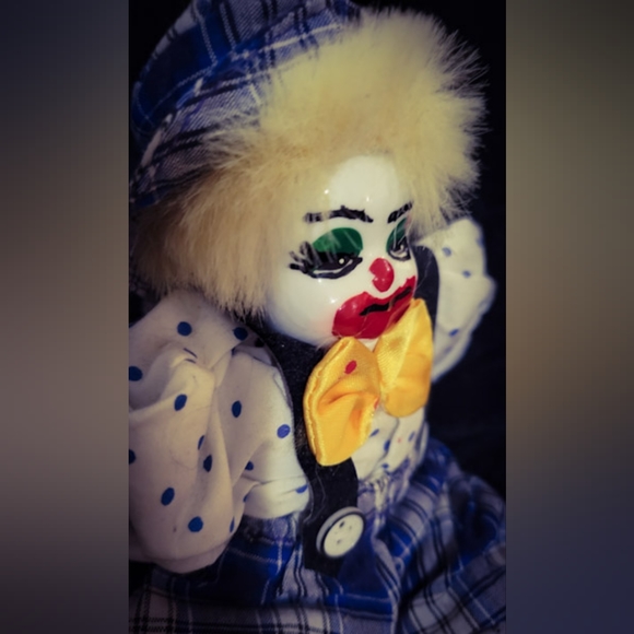 FIVE DOLLAR BIN - Spooky Little Vintage Clown Doll - Undated - Porcelain - Picture 2 of 6